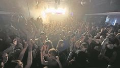 Bei der Teenie Party können die Jugendlichen ausgelassen tanzen.