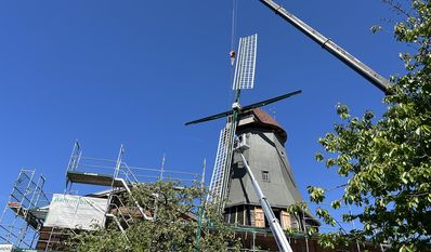 Die Mühle erhält ihre neuen Segelgatter.