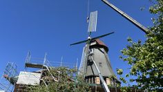 Die Mühle erhält ihre neuen Segelgatter.