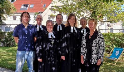 Lara Schilde (3. v. re.) wurde als Superintendentin des Kirchenkreises Osterholz-Scharmbeck aufgenommen.