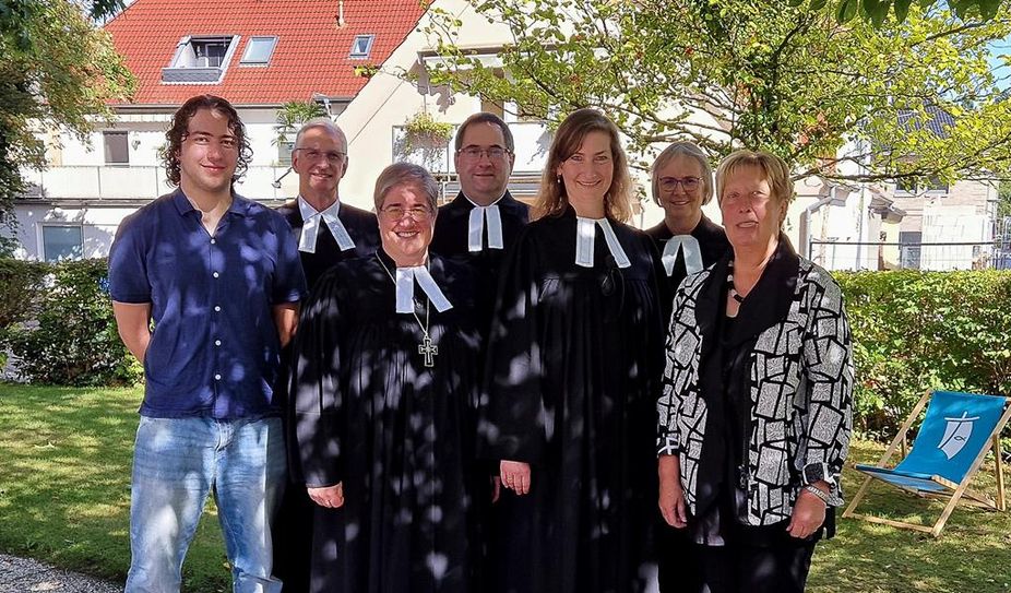 Lara Schilde (3. v. re.) wurde als Superintendentin des Kirchenkreises Osterholz-Scharmbeck aufgenommen.