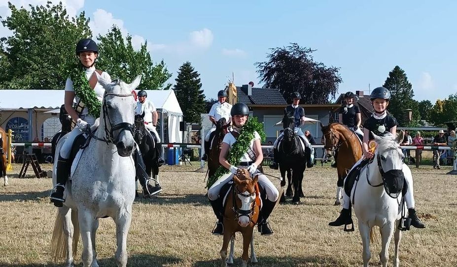 Barchel (red). Der traditionelle Reitertag in Barchel fand zum ersten Mal auf dem Turnierplatz statt. Als erstes konnten die Kleinen ihr Können unter Beweis stellen, wo Celina Kiwitt die Kinderreiterkönigin wurde. Bei den Jugendlichen stachen die Leistungen von Kim Viebrock hervor, während sich Martha Riggers bei den Erwachsenen durchsetzen konnte. „Auf diesen Moment warte ich schon fast 20 Jahre“, freut sich die neue Reiterkönigin nach der Krönung.