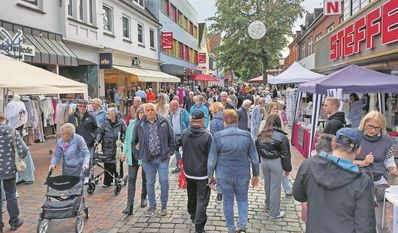 Anlässlich des Bremervörder Ladenhütermarkts inklusive verkaufsoffenem Sonntag strömten tausende Besucher:innen am vergangenen Wochenende in die Bremervörder Innenstadt, um von den vielen tollen Angeboten zu profitieren und sich in den Geschäften kompetent beraten zu lassen.
