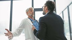 Gewalt gegenüber Klinikpersonal und Rettungskräften nimmt zu.