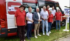 Das Bürgerbus-Team, die Bremervörder Bürgermeister und ein Sponsor freuen sich über das nagelneue Fahrzeug.