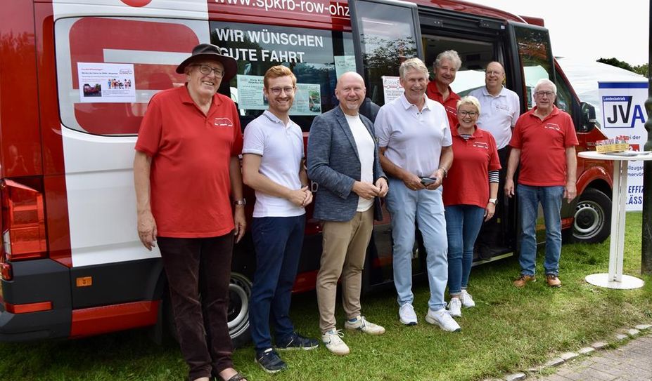 Das Bürgerbus-Team, die Bremervörder Bürgermeister und ein Sponsor freuen sich über das nagelneue Fahrzeug.