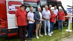 Das Bürgerbus-Team, die Bremervörder Bürgermeister und ein Sponsor freuen sich über das nagelneue Fahrzeug.