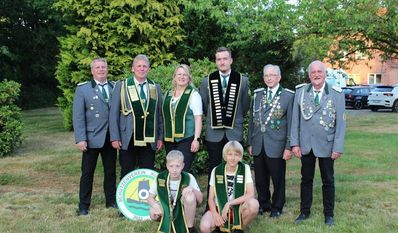 Kuhstedtermoor (red). Hinter dem Schützenvolk in Kuhstedtermoor  liegt ein gelungenes und zünftiges Schützenfest. Die Beteiligung an den Wettbewerben und anderen Programmpunkten war groß. Somit kann auch in diesem Jahr ein neues und volles Königshaus präsentiert werden. Bei den Damen setzte sich Christina Wellbrock durch und Jens Grabau holte die Krone bei den Männern. Neuer Alterskönig, mit einem Alter von 90 Jahren, wurde der Ehrenpräsident Heinz Stelljes. Marvin Stelljes wurde neuer Jugendkönig. Neues Kinderkönigspaar wurden Ines und Mathis Gerken.