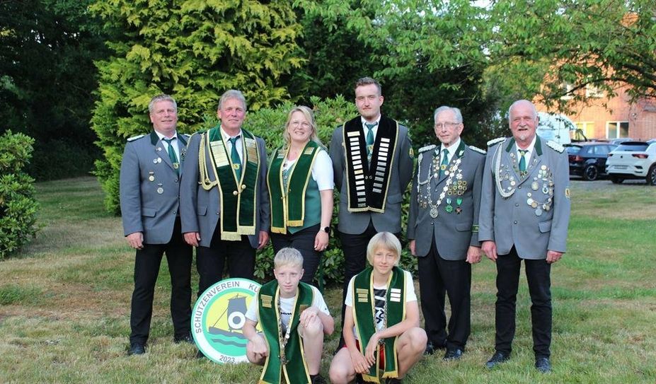 Kuhstedtermoor (red). Hinter dem Schützenvolk in Kuhstedtermoor  liegt ein gelungenes und zünftiges Schützenfest. Die Beteiligung an den Wettbewerben und anderen Programmpunkten war groß. Somit kann auch in diesem Jahr ein neues und volles Königshaus präsentiert werden. Bei den Damen setzte sich Christina Wellbrock durch und Jens Grabau holte die Krone bei den Männern. Neuer Alterskönig, mit einem Alter von 90 Jahren, wurde der Ehrenpräsident Heinz Stelljes. Marvin Stelljes wurde neuer Jugendkönig. Neues Kinderkönigspaar wurden Ines und Mathis Gerken.
