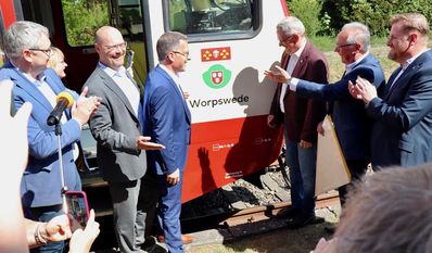Drei Landräte, zwei Bürgermeister und ein Geschäftsführer waren bei der Taufe des Triebwagen 628 151 auf den Namen „Worpswede“ vor Ort.