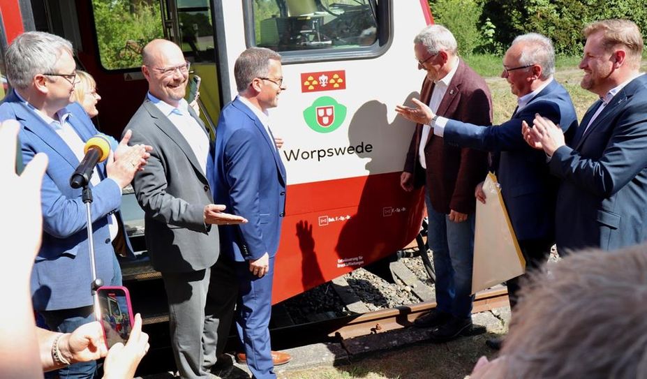 Drei Landräte, zwei Bürgermeister und ein Geschäftsführer waren bei der Taufe des Triebwagen 628 151 auf den Namen „Worpswede“ vor Ort.