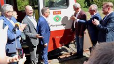 Drei Landräte, zwei Bürgermeister und ein Geschäftsführer waren bei der Taufe des Triebwagen 628 151 auf den Namen „Worpswede“ vor Ort.