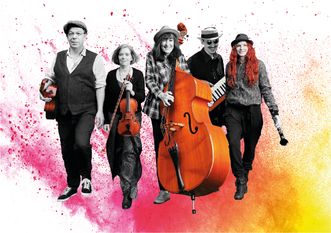 Konzerte von Mischpoke wirken wie eine große musikalische Aufforderung, unser aller Zusammenleben voller Freude gestalten.