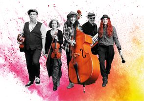 Konzerte von Mischpoke wirken wie eine große musikalische Aufforderung, unser aller Zusammenleben voller Freude  gestalten.