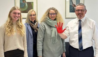 Sammeln die Handabdrücke für einen guten Zweck: Paula Kalski, Jutta Finken, Bianca Buonaccorso-Hegner und Bernd Lütjen (v.l.).