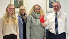 Sammeln die Handabdrücke für einen guten Zweck: Paula Kalski, Jutta Finken, Bianca Buonaccorso-Hegner und Bernd Lütjen (v.l.).
