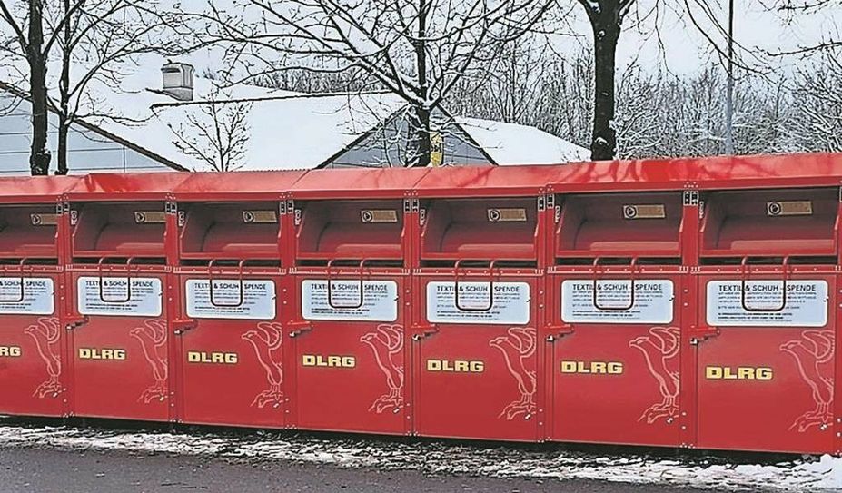 Osterholz-Scharmbeck (eb). Die DLRG-Ortsgruppe Osterholz-Scharmbeck hat neue Altkleidercontainer in der Straße „Am Pumpelberg“ aufgestellt. Hier getätigte Kleiderspenden ermöglichen nicht nur die Weiterverwendung von getragener Kleidung, sondern stärken auch die ehrenamtlich tätige DLRG finanziell. Die DLRG spielt neben vielen Aufgaben wie in der Schwimmausbildung auch eine entscheidende Rolle bei der Sicherheit und Rettung in Wasser- und Katastrophenszenarien. Durch die eingegangenen Spenden kann die Ortsgruppe ihre Ausbildungsangebote intensivieren und notwendiges Material für die Gefahrenabwehr anschaffen.