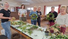 Die Teilnehmerinnen des Workshops freuen sich über ihre eigens hergestellten Kränze für zu Hause.
