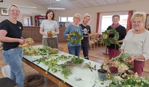 Die Teilnehmerinnen des Workshops freuen sich über ihre eigens hergestellten Kränze für zu Hause.