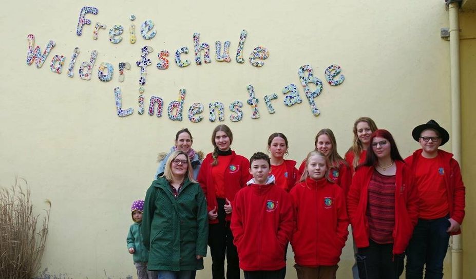 Kommt es zu einem Unfall an der Schule oder erkrankt jemand plötzlich im Unterricht, sind diese Retter:innen zur Stelle.