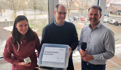 Raumplanerin Julia Sent, Klimaschutzmanager Dr. Thomas Hollands und Bürgermeister Guido Dieckmann präsentieren die Kiste.