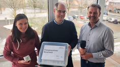 Raumplanerin Julia Sent, Klimaschutzmanager Dr. Thomas Hollands und Bürgermeister Guido Dieckmann präsentieren die Kiste.