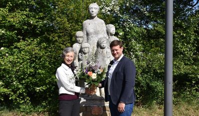 Dr. Martina Michelsen und Kim Fürwentsches übernahmen in diesem Jahr die Niederlegung des Blumenstraußes.