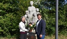 Dr. Martina Michelsen und Kim Fürwentsches übernahmen in diesem Jahr die Niederlegung des Blumenstraußes.