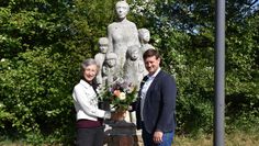 Dr. Martina Michelsen und Kim Fürwentsches übernahmen in diesem Jahr die Niederlegung des Blumenstraußes.
