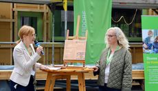 Einrichtungsleiterin Annika Ziemann und die Bereichsleiterin der Kinderbetreuung Maren Lilje vor dem Kita-Neubau „Dat Butjerhus“.