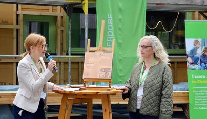 Einrichtungsleiterin Annika Ziemann und die Bereichsleiterin der Kinderbetreuung Maren Lilje vor dem Kita-Neubau „Dat Butjerhus“.