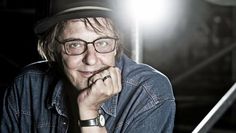Platziert „zwischen der romantischen Leidenschaft Rio Reisers und dem lakonischen Erzählstil Sven Regeners“ (FAZ): Danny Dziuk.