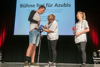 Die Präsentation sind kreativ und kurzweilig: Bei der letzten Veranstaltung im Jahr 2019 moderierte Malte Völz - und musste auch als Modell herhalten. Foto: Landkreis Osterholz