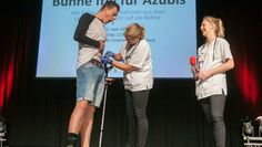Die Präsentation sind kreativ und kurzweilig: Bei der letzten Veranstaltung im Jahr 2019 moderierte Malte Völz - und musste auch als Modell herhalten. Foto: Landkreis Osterholz