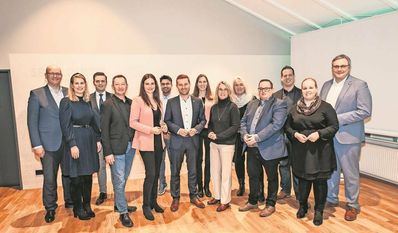 Dirk-Frederik Stelling (vorne, Mitte) wurde einstimmig als Vorsitzender des CDU-Gemeindeverbandes im Amt bestätigt.
