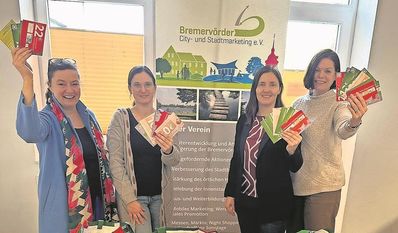 (v. l.) Angela Bekken, Janka Gerken und Sarah Böhnke vom Verein freuen sich, dass das Konzept des Einkaufgutscheins so gut ankommt.