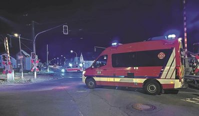 Der Bahnübergang musste während der Arbeiten von Polizei und Feuerwehr mehrere Stunden gesperrt werden. Foto: Feuerwehr Osterholz-Scharmbeck
