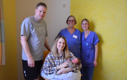 Die Eltern Rica und Mirko Rotermund mit Baby Hannes und den beiden Hebammen Ilse Ochner und Johanna Müller.