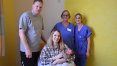 Die Eltern Rica und Mirko Rotermund mit Baby Hannes und den beiden Hebammen Ilse Ochner und Johanna Müller.