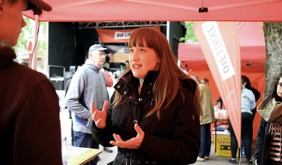 Meet and greet mit Heidi Reichinnek, die sich anderthalb Stunden Zeit nahm für interessierte Bürger der Kreisstadt und Umzu.