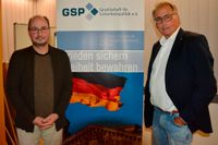 Dr. Udo Metzinger (li.) ist u.a. Gastwissenschaftler in Washington DC und wurde für seine Dissertation „Hegemonie und Kultur“ mit dem Forschungspreis des Instituts für Auslandsbeziehungen (ifa) in Stuttgart ausgezeichnet.