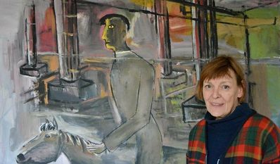 Ada K. Leddin vor einem Werk von Tetjus Tügel II.