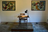 Auf diesem Stuhl werden demnächst verschiedene Künstler:innen Lesungen abhalten.