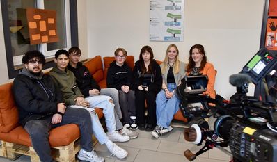Die Schüler:innen berichteten im NDR von ihrer Meinung zu dem Konzept. Lehrerin Sarah Zepernick (rechts) begleitete das Projekt.