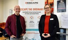 Tim Heitmann und Gleichstellungsbeauftragte Katja Weße sind stolz auf das interaktive Game-Konzept.