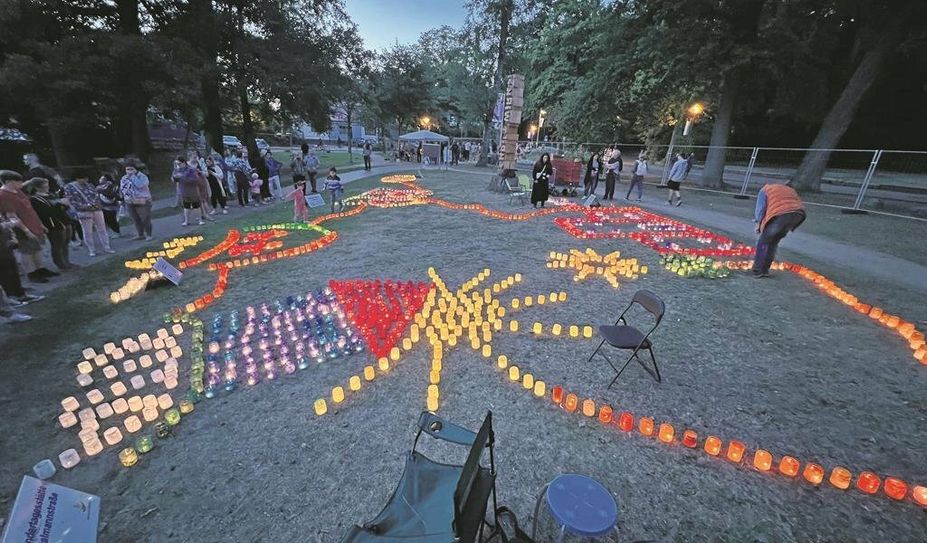 Wenn die Windlichter zusammengestellt werden, entsteht ein wunderschönes Mosaik.