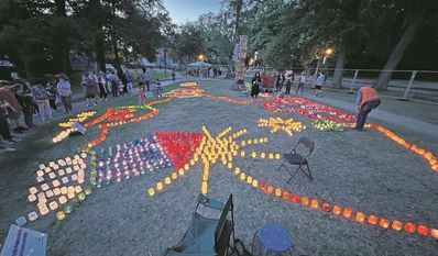 Wenn die Windlichter zusammengestellt werden, entsteht ein wunderschönes Mosaik.