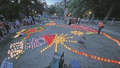 Wenn die Windlichter zusammengestellt werden, entsteht ein wunderschönes Mosaik.