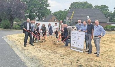 Landrat Bernd Lütjen mit den Bürgermeister:innen des Landkreises, Vertretern des Landes und Projektträgern beim symbolischen Spatenstich.