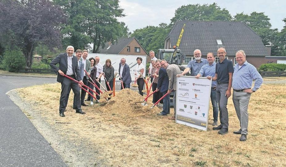 Landrat Bernd Lütjen mit den Bürgermeister:innen des Landkreises, Vertretern des Landes und Projektträgern beim symbolischen Spatenstich.